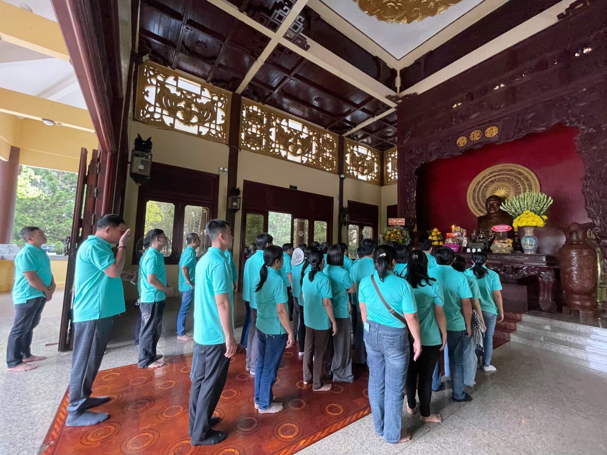 Đảng viên dâng hương tưởng nhớ Bác Tôn